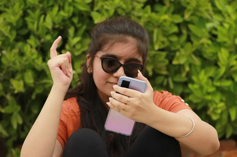 El encuadre de cámara selfie activa vías de confianza de "conversación personal," no mecanismos de defensa de "publicidad"